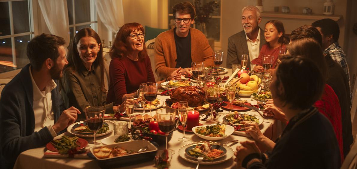 Famille réunie autour d'une table décorée pour le repas de Noel